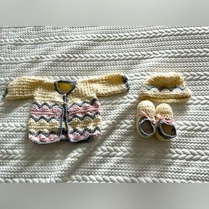 Excellent Condition - Never worn
Knit Newborn Baby set (sweater, hat, booties)